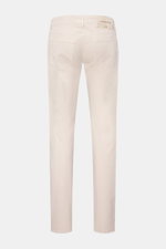 Jacob Cohen Baumwollhose 'Nick' sand, Slim Fit Five-Pocket-Hose aus elastischer, reiner Baumwolle, Rückansicht mit Leather Patch in Ponyfell-Optik.