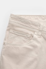 Jacob Cohen Baumwollhose 'Nick' sand, Nahaufnahme der Five-Pocket-Hose mit elastischer Baumwolle, tonalem Stitching und Ponyfell-Lederpatch, von oben fotografiert.