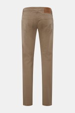 Jacob Cohen Cotton trousers 'Nick' grey-brown shown from the back, slim fit five-pocket style with tonal stitching and pony skin leather patch. Modern luxury for everyday wear – why not? The five-pocket trousers 'Nick' by JACOB COHEN combine high-quality 