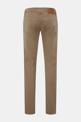 Jacob Cohen Cotton trousers 'Nick' grey-brown shown from the back, slim fit five-pocket style with tonal stitching and pony skin leather patch. Modern luxury for everyday wear – why not? The five-pocket trousers 'Nick' by JACOB COHEN combine high-quality 