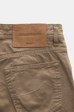 Close-up rear view of Jacob Cohen Cotton trousers 'Nick' grey-brown showing the back pocket, tonal stitching, belt loop, and distinctive pony skin leather patch. Modern luxury for everyday wear – why not? The five-pocket trousers 'Nick' by JACOB COHEN com