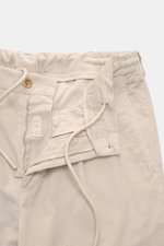 Marco Pescarolo Cordhose 'Dieci' sand aus leicht stretchigem Cord, elastischer Bund, Reißverschluss, Knopf, Detailansicht von oben im Jogpants-Style.