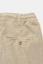 Nahaufnahme der Taille der Marco Pescarolo Cordhose 'Dieci' beige aus Baumwollcord mit elastischem Bund, Reißverschluss, Bundknopf und Gesäßtasche.