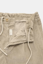 Marco Pescarolo Cordhose 'Dieci' beige aus Cord-Baumwolle, Detailaufnahme von Bund und Reißverschluss, elastischer Jogpants-Style, französische Taschen.
