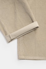 Nahaufnahme der beige Marco Pescarolo Cordhose 'Dieci' im Tapered Fit, knöchellang, aus weich griffigem, leicht elastischem Baumwollcord, Detailansicht mit Umschlag.