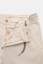 Marco Pescarolo Jogpants 'Caracciolo' sand in Nahaufnahme von oben, elastischer Bund, Tunnelzug, Zip Fly, Bundknopf, französische Taschen, feiner Twill.