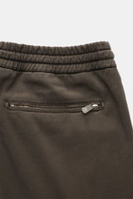 Detailansicht der elastischen Bundpartie und Reißverschlusstasche der graubraunen Marco Pescarolo Jogpants 'Caracciolo' aus Lyocell-Baumwoll-Twill.