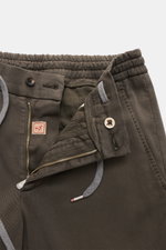 Marco Pescarolo Jogpants 'Caracciolo' graubraun aus Lyocell-Baumwoll-Twill, elastischer Bund mit Tunnelzug, Zip Fly, Knopf, Detailansicht von vorne oben.