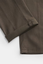 Nahaufnahme der Beinpartie von Marco Pescarolo Jogpants 'Caracciolo' graubraun, weicher Twill mit schmal zulaufendem Bein, elastischem Bund und feinem Griff.
