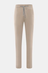 Marco Pescarolo Jogpants 'Caracciolo' taupe, frontale Nahaufnahme, softes Lyocell-Baumwoll-Twill, elastischer Bund, Tunnelzug, schmal zulaufend, Regular Fit.