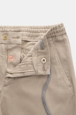 Marco Pescarolo Jogpants 'Caracciolo' taupe in Nahaufnahme von oben, elastischer Bund, Tunnelzug, Zip Fly, Baumwoll-Twill, schmaler Schnitt.