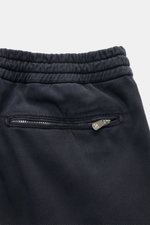 Marco Pescarolo Jogpants 'Caracciolo' graublau, Detailansicht Bund und Gesäßtasche mit Zipper, Lyocell-Baumwoll-Twill, elastisch, Regular Fit.