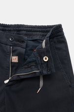 Marco Pescarolo Jogpants 'Caracciolo' graublau, Nahaufnahme von Bund mit elastischem Bund, Tunnelzug, Zip Fly, Bundknopf, feiner Twill, Regular Fit.