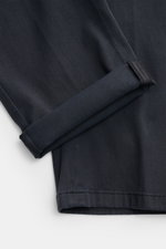 Marco Pescarolo Jogpants 'Caracciolo' graublau, Detailaufnahme der weichen Twill-Baumwollhose mit umgeschlagenem Saum, schmal zulaufend, Perspektive von oben.
