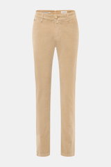 Front view of Jacob Cohen Corduroy Pants 'Bobby' beige, slim fit with slightly tapered cut, made from soft cotton blend corduroy.

<p>Precise Italian craftsmanship - this is what the label JACOB COHEN stands for, creating a bestseller for the contemporary