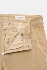 Close-up front view of Jacob Cohen Corduroy Pants 'Bobby' beige, showing zipper, waistband button, and label with precise Italian craftsmanship.

Description: <p>Precise Italian craftsmanship - this is what the label JACOB COHEN stands for, creating a bes