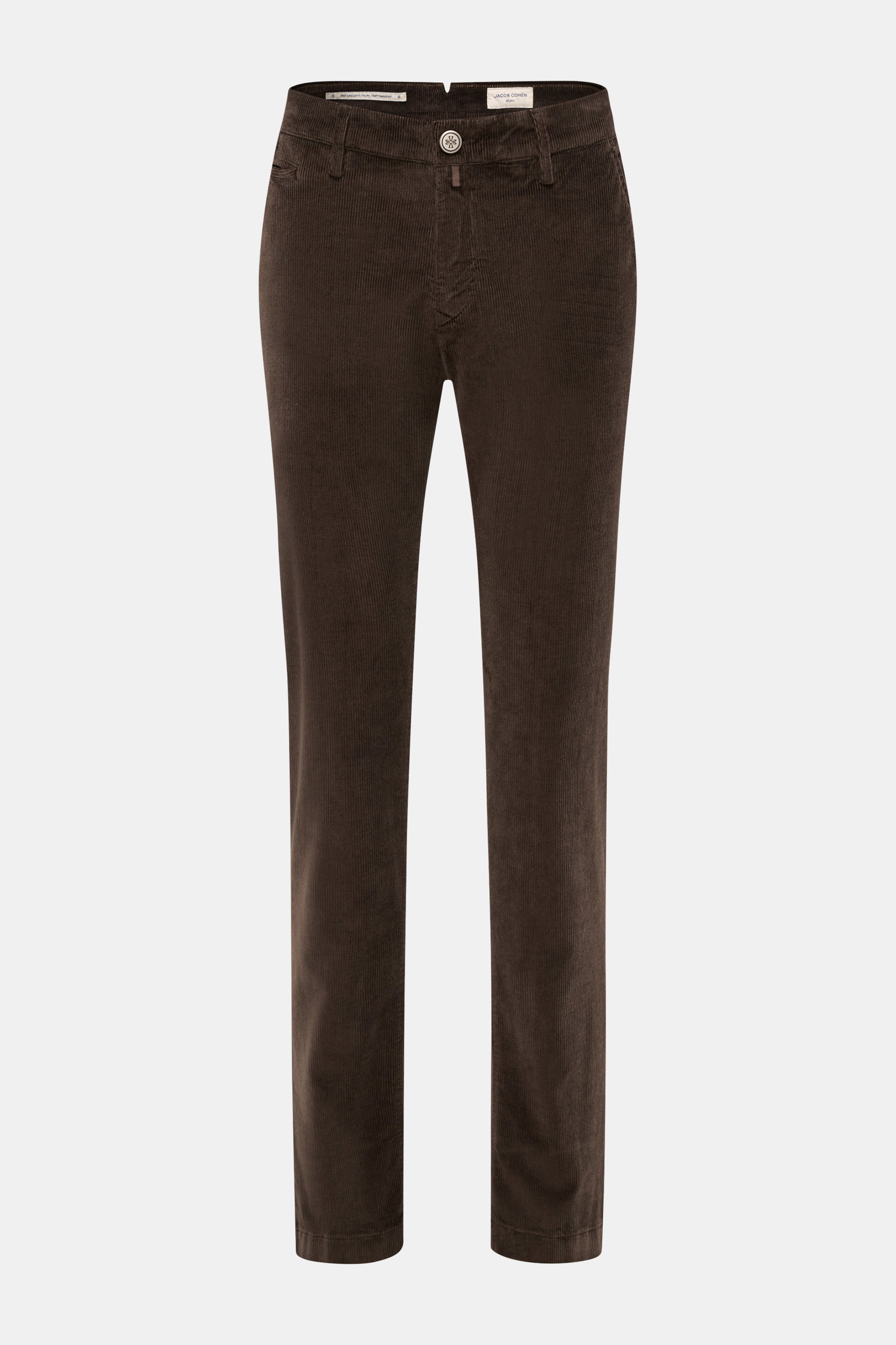 Jacob Cohen Cordhose 'Bobby' dunkelbraun, frontal fotografiert, aus weichem Baumwoll-Cord mit Slim Fit, Reißverschluss, Knopf und französischen Taschen.