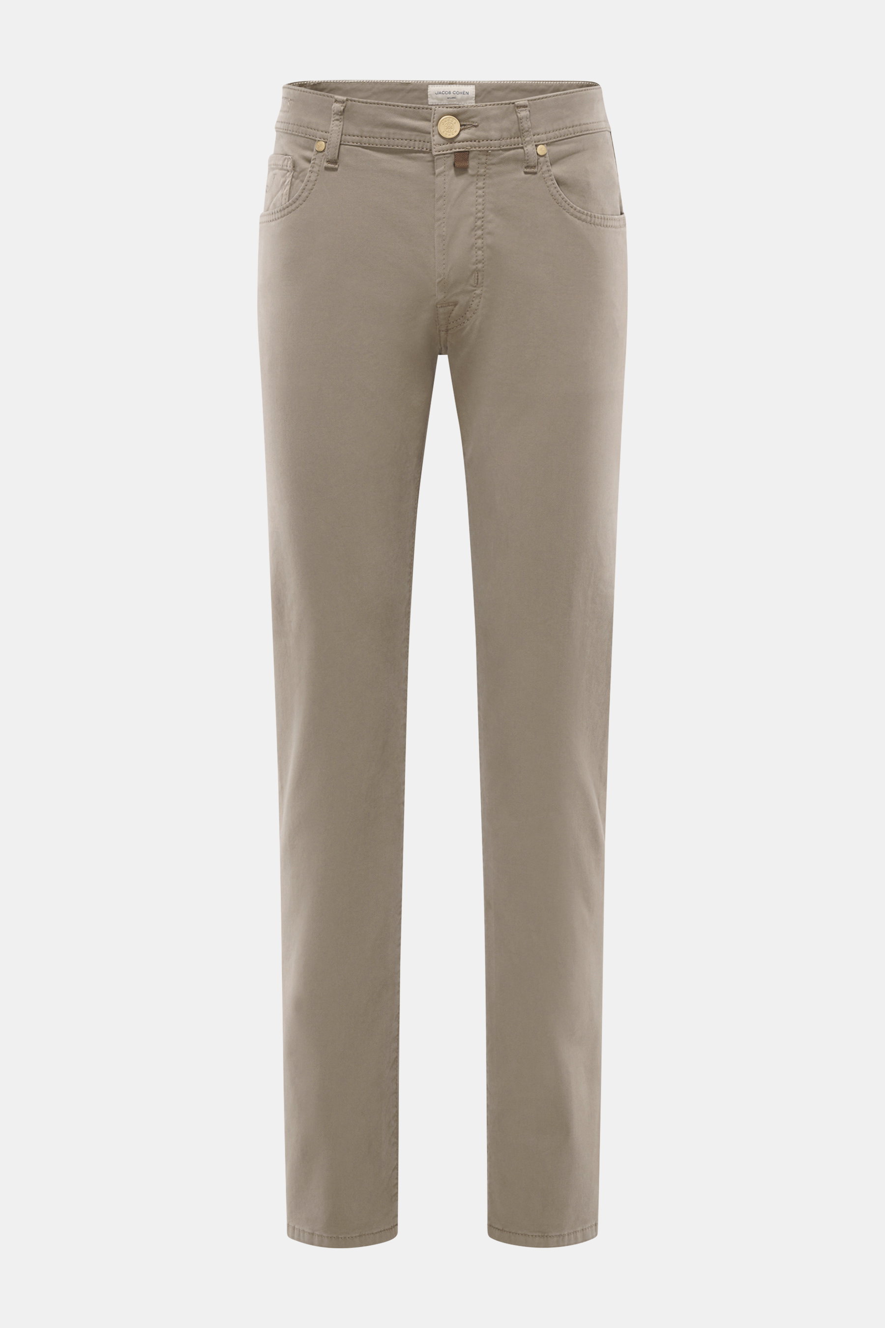 Jacob Cohen Jeans 'Bard' taupe, frontale Ansicht, Slim Fit, schmal zulaufend, Denim aus Baumwolle und Microfaser, elastisch, weicher Griff, Button Fly, Five-Pocket-Stil, Münztasche mit Initial, Gesäßtaschen mit Stitching, Leather Patch in Ponyfell-Optik.