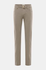 Jacob Cohen Jeans 'Bard' taupe, frontale Ansicht, Slim Fit, schmal zulaufend, Denim aus Baumwolle und Microfaser, elastisch, weicher Griff, Button Fly, Five-Pocket-Stil, Münztasche mit Initial, Gesäßtaschen mit Stitching, Leather Patch in Ponyfell-Optik.