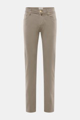 Jacob Cohen Jeans 'Bard' taupe, frontale Ansicht, Slim Fit, schmal zulaufend, Denim aus Baumwolle und Microfaser, elastisch, weicher Griff, Button Fly, Five-Pocket-Stil, Münztasche mit Initial, Gesäßtaschen mit Stitching, Leather Patch in Ponyfell-Optik.