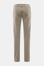 Jacob Cohen Jeans 'Bard' taupe von hinten fotografiert, Denim aus Baumwolle und Microfaser, Slim Fit, elastisch, weicher Griff, Five-Pocket, Button Fly, schmal zulaufend, Münztasche mit Initial, Gesäßtaschen mit Stitching, Leather Patch in Ponyfell-Optik.