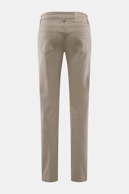 Jacob Cohen Jeans 'Bard' taupe von hinten fotografiert, Denim aus Baumwolle und Microfaser, Slim Fit, elastisch, weicher Griff, Five-Pocket, Button Fly, schmal zulaufend, Münztasche mit Initial, Gesäßtaschen mit Stitching, Leather Patch in Ponyfell-Optik.