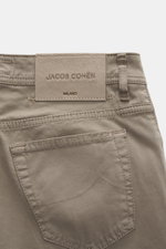 Jacob Cohen Jeans 'Bard' taupe, Detailfoto Rückansicht mit Leather Patch in Ponyfell-Optik, Five-Pocket-Stil, Stitching, Baumwoll-Denim, elastisch, Slim Fit, Button Fly.