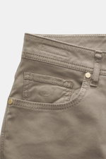 Detailaufnahme der Jacob Cohen Jeans 'Bard' taupe aus Baumwolle und Microfaser, Slim Fit, schmal zulaufend, Button Fly, Five-Pocket-Stil, weicher Griff, elastisch, Münztasche mit Initial, Gesäßtaschen mit Stitching, Leather Patch in Ponyfell-Optik, von sc