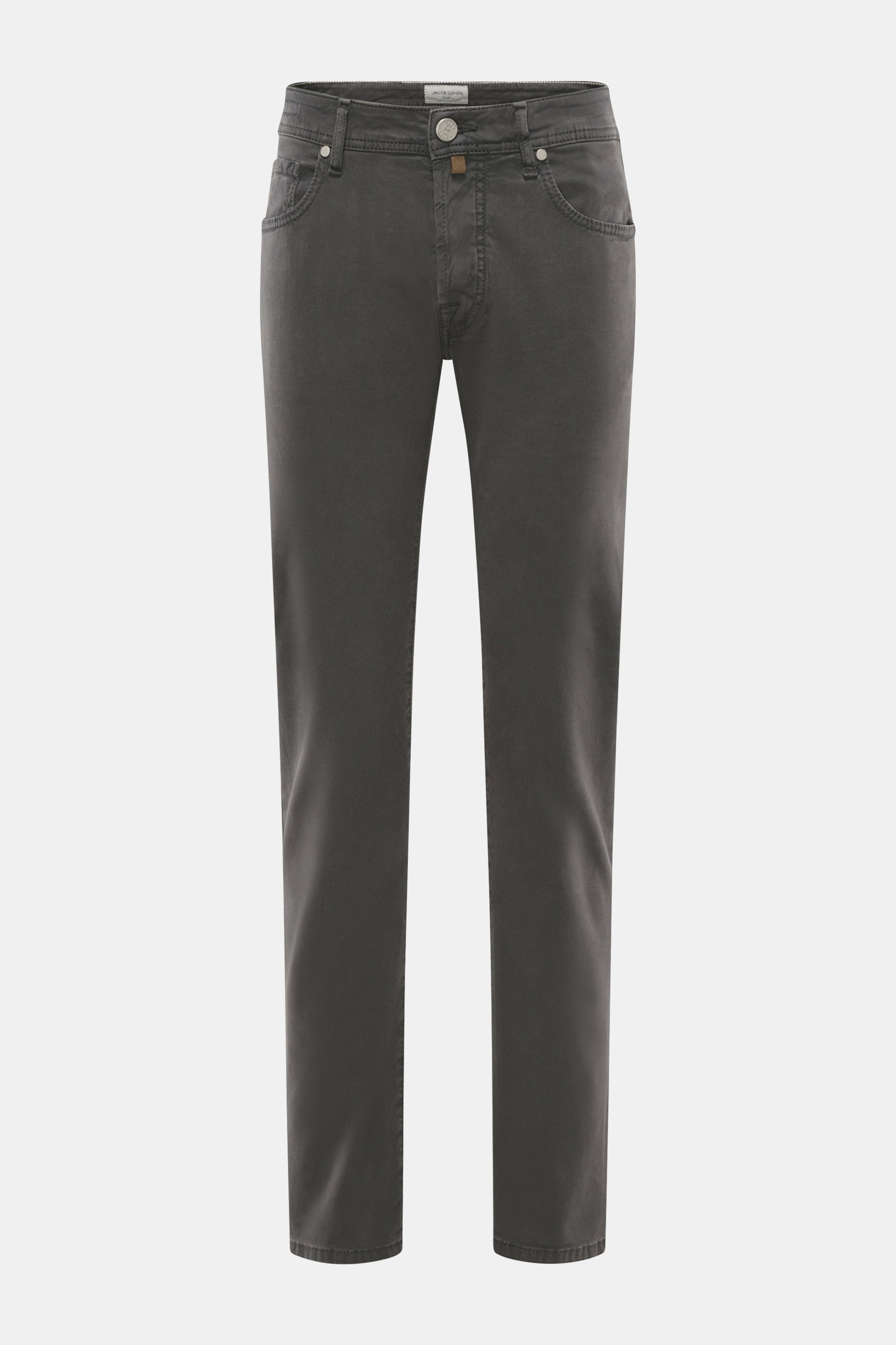 Jacob Cohen Jeans 'Bard' dunkelgrau, frontal fotografiert, Slim Fit, schmal zulaufend, Denim aus Baumwolle und Microfaser, elastisch, weicher Griff, Button Fly, Five-Pocket-Stil, Münztasche mit Initial, Gesäßtaschen mit Stitching, Leather Patch in Ponyfel
