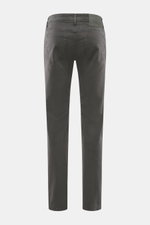 Jacob Cohen Jeans 'Bard' dunkelgrau, Rückansicht, Denim aus Baumwolle und Microfaser, elastisch, weicher Griff, Slim Fit, schmal zulaufend, Button Fly, Five-Pocket, Münztasche mit Initial, Gesäßtaschen mit Stitching, Leather Patch in Ponyfell-Optik.