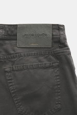 Jacob Cohen Jeans 'Bard' dunkelgrau, Rückansicht mit Five-Pocket-Stil, Münztasche mit Initial, schmal zulaufend, Denim aus Baumwolle und Microfaser.