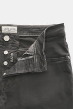Jacob Cohen Jeans 'Bard' dunkelgrau, Vorderansicht mit offenem Button Fly, Denim aus Baumwolle und Microfaser, Slim Fit, Five-Pocket-Stil, Münztasche mit Initial, Gesäßtaschen mit Stitching, Leather Patch in Ponyfell-Optik, elastische Qualität, weicher Gr
