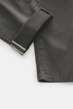 Nahaufnahme der Jacob Cohen Jeans 'Bard' dunkelgrau, schmal zulaufend im Slim Fit, von oben fotografiert, mit Denim aus Baumwolle und Microfaser, elastischer Qualität, weichem Griff, Button Fly, Five-Pocket-Stil, Münztasche mit Initial, Gesäßtaschen mit S