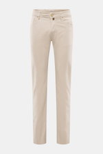 Jacob Cohen Jeans 'Bard' beige von vorne fotografiert, Slim Fit, schmal zulaufend, Denim aus Baumwolle und Microfaser, elastisch, weicher Griff, Button Fly, Five-Pocket-Stil mit Münztasche und Initial, Gesäßtaschen mit Stitching, Leather Patch in Ponyfell