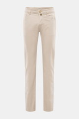 Jacob Cohen Jeans 'Bard' beige von vorne fotografiert, Slim Fit, schmal zulaufend, Denim aus Baumwolle und Microfaser, elastisch, weicher Griff, Button Fly, Five-Pocket-Stil mit Münztasche und Initial, Gesäßtaschen mit Stitching, Leather Patch in Ponyfell