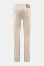 Jacob Cohen Jeans 'Bard' beige von hinten fotografiert, Denim aus Baumwolle und Microfaser, Slim Fit, schmal zulaufend, mit Button Fly, Five-Pocket-Stil, Münztasche mit Initial, Gesäßtaschen mit Stitching, Leather Patch in Ponyfell-Optik, elastische Quali