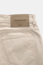 Nahaufnahme der Rückseite der Jacob Cohen Jeans 'Bard' beige, Denim aus Baumwolle und Microfaser, elastische Qualität, weicher Griff, Slim Fit, schmal zulaufend, Button Fly, Five-Pocket-Stil, Münztasche mit Initial, Gesäßtaschen mit Stitching, Leather Pat