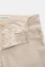 Jacob Cohen Jeans 'Bard' beige, Nahaufnahme von Bund und Button Fly, Denim aus Baumwolle/Microfaser, Slim Fit, Five-Pocket-Stil, Münztasche mit Initial, Gesäßtaschen mit Stitching, Leather Patch Ponyfell-Optik, elastisch, weicher Griff, schmal zulaufend.