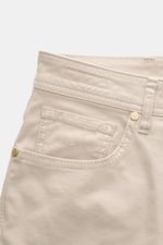 Jacob Cohen Jeans 'Bard' beige, Detailansicht seitlich oben, Denim aus Baumwolle und Microfaser, elastisch, weich, Slim Fit, Button Fly, Five-Pocket, Münztasche mit Initial, Gesäßtaschen mit Stitching, Leather Patch in Ponyfell-Optik.