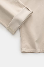 Jacob Cohen Jeans 'Bard' beige im Detail, Nahaufnahme von Bein und Saum, Denim aus Baumwolle und Microfaser, Slim Fit, Five-Pocket-Stil, Button Fly, elastisch, weicher Griff, schmal zulaufend, Münztasche mit Initial, Gesäßtaschen mit Stitching, Leather Pa