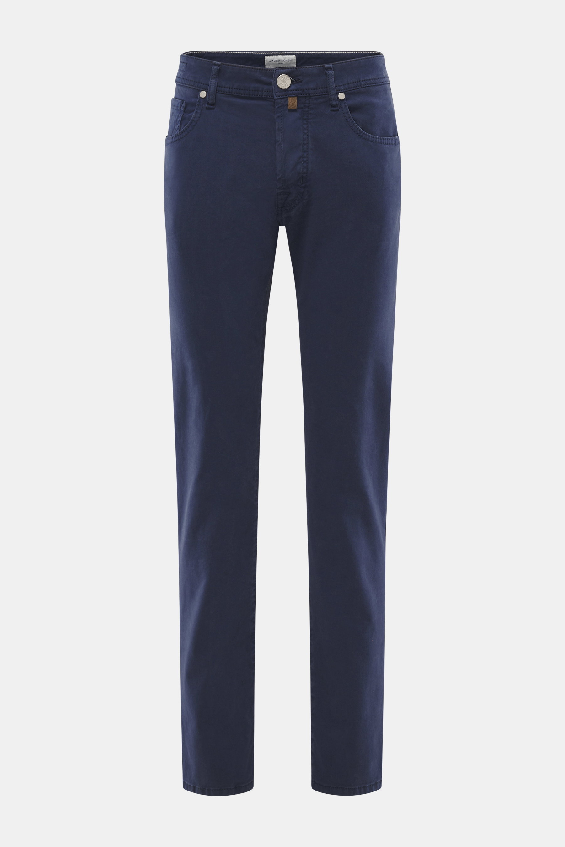 Frontansicht der Jacob Cohen Jeans 'Bard' dunkelblau, Slim Fit, schmal zulaufend, Denim aus Baumwolle und Microfaser, elastisch, weicher Griff, Button Fly, Five-Pocket-Stil mit Münztasche und Initial, Gesäßtaschen mit Stitching, Leather Patch in Ponyfell-