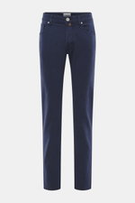 Frontansicht der Jacob Cohen Jeans 'Bard' dunkelblau, Slim Fit, schmal zulaufend, Denim aus Baumwolle und Microfaser, elastisch, weicher Griff, Button Fly, Five-Pocket-Stil mit Münztasche und Initial, Gesäßtaschen mit Stitching, Leather Patch in Ponyfell-