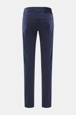 Jacob Cohen Jeans 'Bard' dunkelblau, Rückansicht, Denim aus Baumwolle und Microfaser, elastisch, weich, Slim Fit, schmal, Button Fly, Five-Pocket, Münztasche mit Initial, Gesäßtaschen mit Stitching, Leather Patch in Ponyfell-Optik.