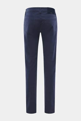 Jacob Cohen Jeans 'Bard' dunkelblau, Rückansicht, Denim aus Baumwolle und Microfaser, elastisch, weich, Slim Fit, schmal, Button Fly, Five-Pocket, Münztasche mit Initial, Gesäßtaschen mit Stitching, Leather Patch in Ponyfell-Optik.