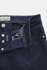 Jacob Cohen Jeans 'Bard' dunkelblau, Nahaufnahme von offenem Button Fly, Denim aus Baumwolle/Microfaser, Slim Fit, Five-Pocket, weicher Griff, elastisch, schmal zulaufend, Münztasche mit Initial, Gesäßtaschen mit Stitching, Leather Patch in Ponyfell-Optik