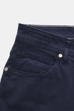 Jacob Cohen Jeans 'Bard' dunkelblau, Detailaufnahme von oben schräg, Denim aus Baumwolle und Microfaser, elastisch, weich, Slim Fit, schmal zulaufend, Button Fly, Five-Pocket-Stil, Münztasche mit Initial, Gesäßtaschen mit Stitching, Leather Patch in Ponyf