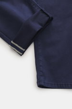 Nahaufnahme der Jacob Cohen Jeans 'Bard' dunkelblau, fotografiert aus seitlicher Perspektive, Denim aus Baumwolle und Microfaser, elastische Qualität, weicher Griff, Slim Fit, schmal zulaufend, Button Fly, Five-Pocket-Stil, Münztasche mit Initial, Gesäßta