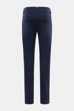 Rear view of Jacob Cohen Pants 'Bobby' navy in slim tapered fit with back button pockets and tonal leather patch.

<p>Embrace modern luxury in everyday life: The slim-cut pants 'Bobby' from JACOB COHEN impress with soft twill made of cotton with lyocell, 