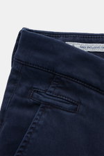 Close-up top-side view of Jacob Cohen Pants 'Bobby' navy, showing soft cotton-lyocell twill fabric and detailed stitching.

<p>Embrace modern luxury in everyday life: The slim-cut pants 'Bobby' from JACOB COHEN impress with soft twill made of cotton with 