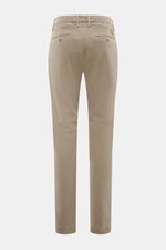 Jacob Cohen Pants 'Bobby' taupe shown from the back, slim fit tapered cotton-lyocell twill with stretch, French pockets, buttoned back pockets, leather patch. Opt for modern luxury in everyday life: The slim-cut pants 'Bobby' by JACOB COHEN impress with s